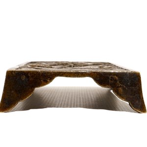Een Chinese bronzen penselensteun met reliëfdecor, Ming — foto 5