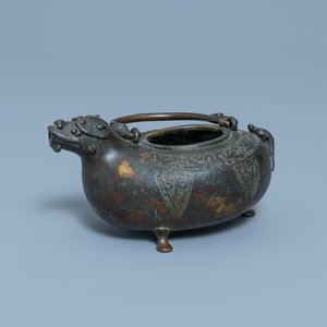 Een Chinese bronzen schenkkan in de vorm van een draak, Qing — foto 1