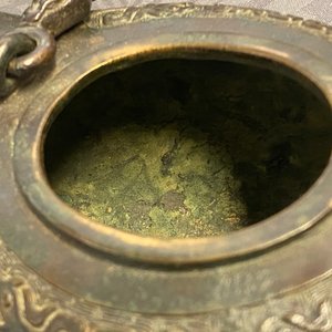 Een Chinese bronzen schenkkan in de vorm van een draak, Qing — foto 17