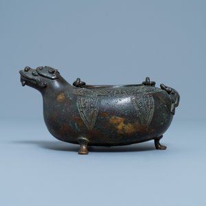 Een Chinese bronzen schenkkan in de vorm van een draak, Qing — foto 2