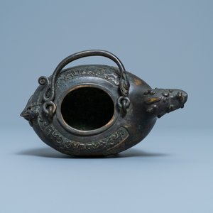 Een Chinese bronzen schenkkan in de vorm van een draak, Qing — foto 6