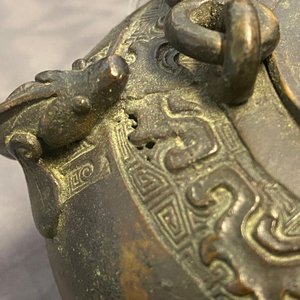 Een Chinese bronzen schenkkan in de vorm van een draak, Qing — foto 8