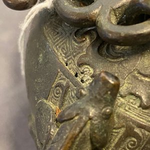 Een Chinese bronzen schenkkan in de vorm van een draak, Qing — foto 9
