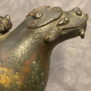 Een Chinese bronzen schenkkan in de vorm van een draak, Qing — foto 10