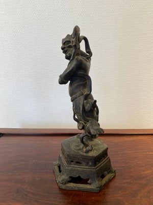 Een Chinese bronzen sculptuur van Kui Xing, Ming — foto 4