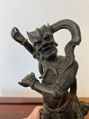 Een Chinese bronzen sculptuur van Kui Xing, Ming — foto 5