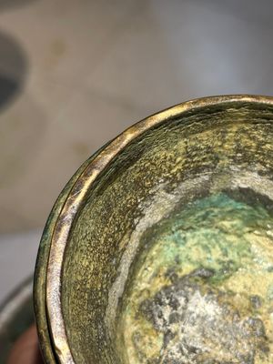 Een Chinese bronzen Shang-stijl 'gu' vaas op houten sokkel, 19/20e eeuw — foto 13