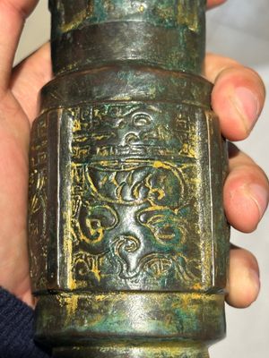 Een Chinese bronzen Shang-stijl 'gu' vaas op houten sokkel, 19/20e eeuw — foto 14