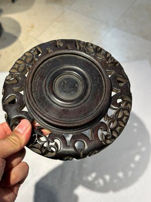 Een Chinese bronzen Shang-stijl 'gu' vaas op houten sokkel, 19/20e eeuw — foto 15