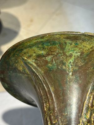Een Chinese bronzen Shang-stijl 'gu' vaas op houten sokkel, 19/20e eeuw — foto 5
