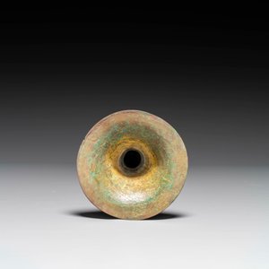 Een Chinese bronzen Shang-stijl 'gu' vaas op houten sokkel, 19/20e eeuw — foto 4