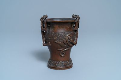 Een Chinese bronzen vaas met draken als handgrepen, Ming