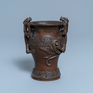 Een Chinese bronzen vaas met draken als handgrepen, Ming — foto 1
