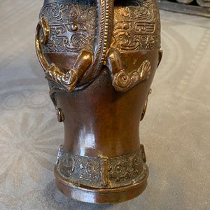 Een Chinese bronzen vaas met draken als handgrepen, Ming — foto 11