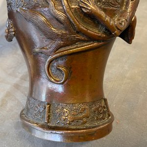 Een Chinese bronzen vaas met draken als handgrepen, Ming — foto 13