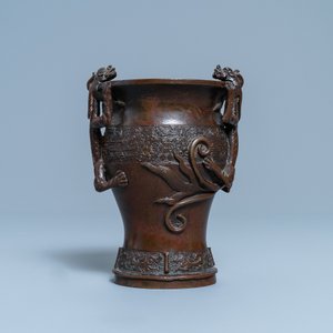 Een Chinese bronzen vaas met draken als handgrepen, Ming — foto 2