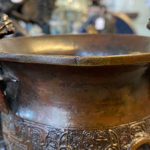 Een Chinese bronzen vaas met draken als handgrepen, Ming — foto 8