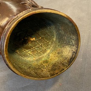 Een Chinese bronzen vaas met draken als handgrepen, Ming — foto 10