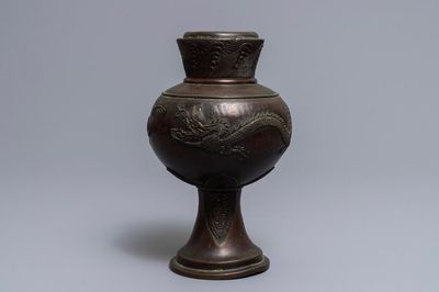 Een Chinese bronzen vaas met reliëfdecor van draken, 17/18e eeuw