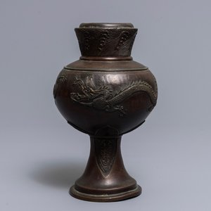 Een Chinese bronzen vaas met reliëfdecor van draken, 17/18e eeuw — foto 1