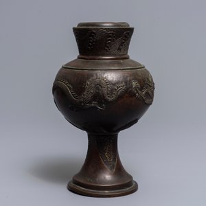 Een Chinese bronzen vaas met reliëfdecor van draken, 17/18e eeuw — foto 4