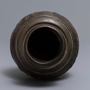 Een Chinese bronzen vaas met reliëfdecor van draken, 17/18e eeuw — foto 5