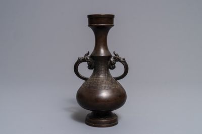 Een Chinese bronzen vaas met reliëfdecor, Yuan/Ming