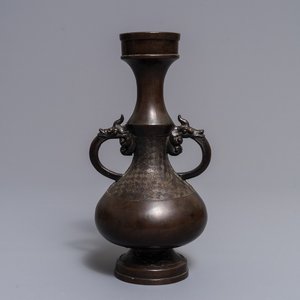 Een Chinese bronzen vaas met reliëfdecor, Yuan/Ming — foto 1