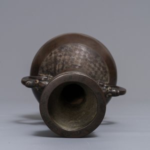 Een Chinese bronzen vaas met reliëfdecor, Yuan/Ming — foto 6