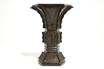 Een Chinese bronzen wandvaas met Xuande zes-karaktermerk, late Ming of vroege Qing