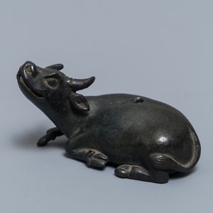 Een Chinese bronzen waterdruppelaar in de vorm van een buffel, twee-karaktermerk Ming — foto 1