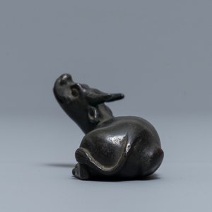 Een Chinese bronzen waterdruppelaar in de vorm van een buffel, twee-karaktermerk Ming — foto 5