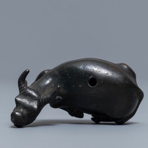Een Chinese bronzen waterdruppelaar in de vorm van een buffel, twee-karaktermerk Ming — foto 6