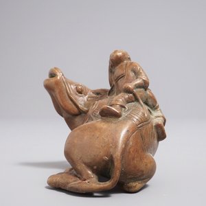 Een Chinese bronzen waterdruppelaar in de vorm van een jongen op een buffel, 18/19e eeuw — foto 5