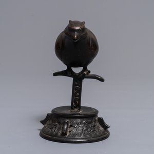 Een Chinese bronzen waterdruppelaar in de vorm van een vogel op tak, Ming — foto 2