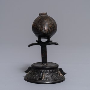 Een Chinese bronzen waterdruppelaar in de vorm van een vogel op tak, Ming — foto 4