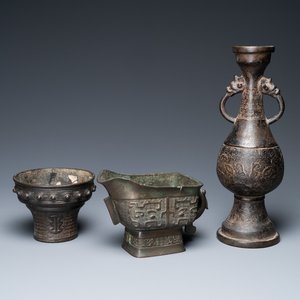 Een Chinese bronzen wierookbrander, een vaas en een kan, Ming/Qing — foto 1
