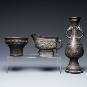 Een Chinese bronzen wierookbrander, een vaas en een kan, Ming/Qing — foto 2