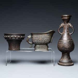 Een Chinese bronzen wierookbrander, een vaas en een kan, Ming/Qing — foto 4