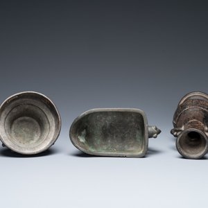 Een Chinese bronzen wierookbrander, een vaas en een kan, Ming/Qing — foto 6