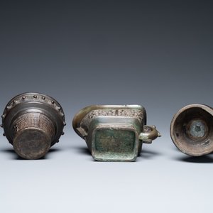 Een Chinese bronzen wierookbrander, een vaas en een kan, Ming/Qing — foto 7