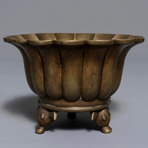 Een Chinese bronzen wierookbrander in bloemvorm, Xuande merk, 19/20e eeuw — foto 1