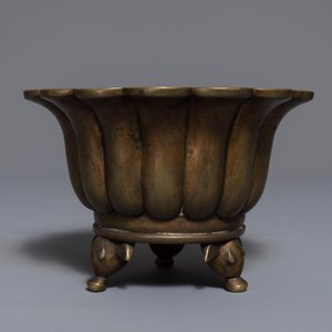 Een Chinese bronzen wierookbrander in bloemvorm, Xuande merk, 19/20e eeuw — foto 2