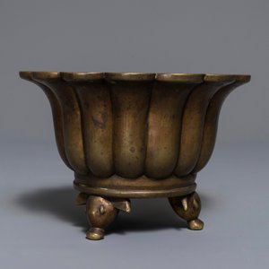 Een Chinese bronzen wierookbrander in bloemvorm, Xuande merk, 19/20e eeuw — foto 3