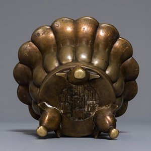 Een Chinese bronzen wierookbrander in bloemvorm, Xuande merk, 19/20e eeuw — foto 7