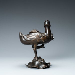Een Chinese bronzen wierookbrander in de vorm van een eend op een lotus, Ming — foto 3