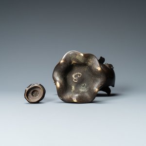 Een Chinese bronzen wierookbrander in de vorm van een eend op een lotus, Ming — foto 6
