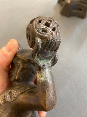 Een Chinese bronzen wierookbrander in de vorm van een Luohan op een boeddhistische leeuw, late Ming/vroege Qing — foto 17