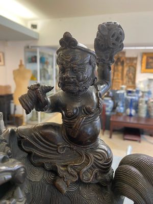 Een Chinese bronzen wierookbrander in de vorm van een Luohan op een boeddhistische leeuw, late Ming/vroege Qing — foto 2