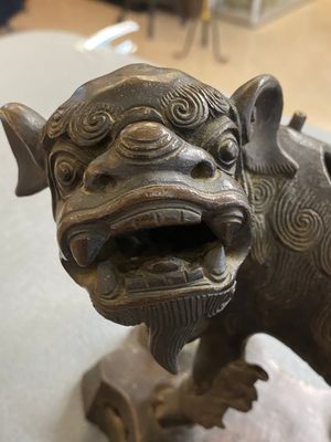 Een Chinese bronzen wierookbrander in de vorm van een Luohan op een boeddhistische leeuw, late Ming/vroege Qing — foto 7